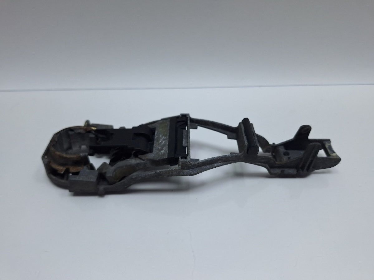 Suport maner exterior usa stanga VOLKSWAGEN POLO 9N_ 2001 - 2012 1.4 TDI AMF, BAY 3B0837885