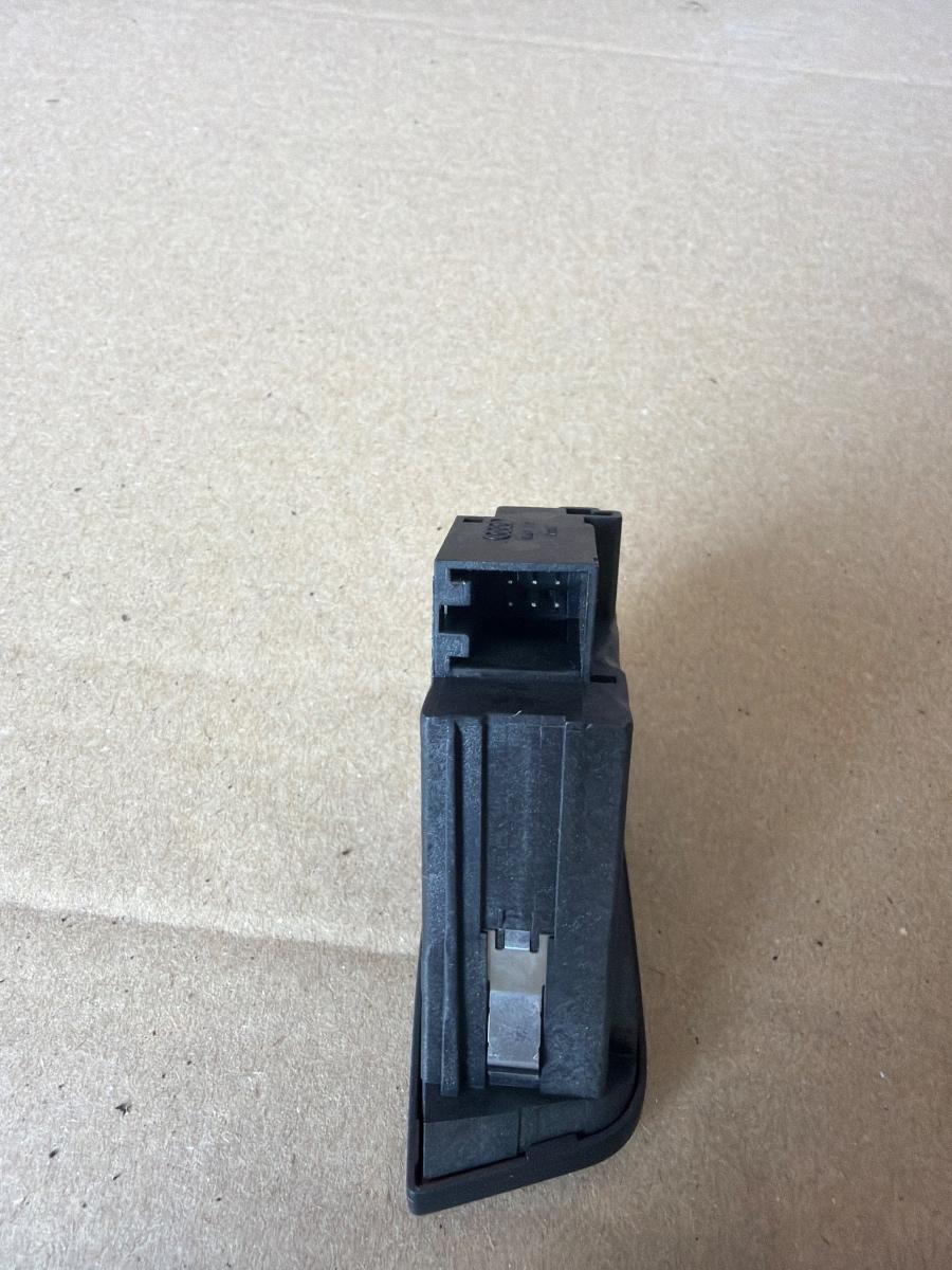 Comutator lumini de avarie AUDI A4 IV Avant 8K5, B8 2007 - 2015 2.0 TDI CAGA, CJCA, CMEA, CMFA 8K1941509