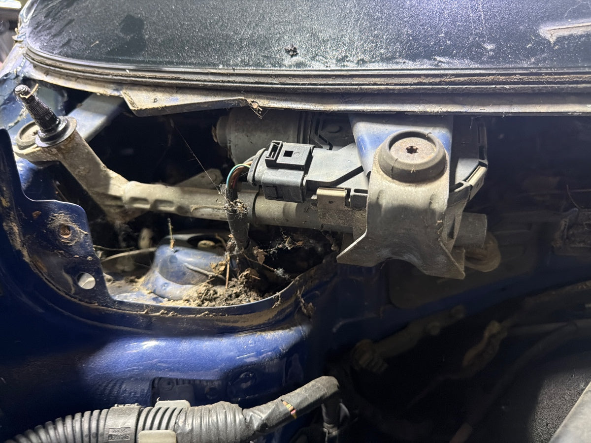 Ansamblu stergator dreapta defect - blocat - pentru piese VOLKSWAGEN TOURAN 1T1, 1T2 2003 - 2010 2.0 TDI 16V BKD 1T0955024B