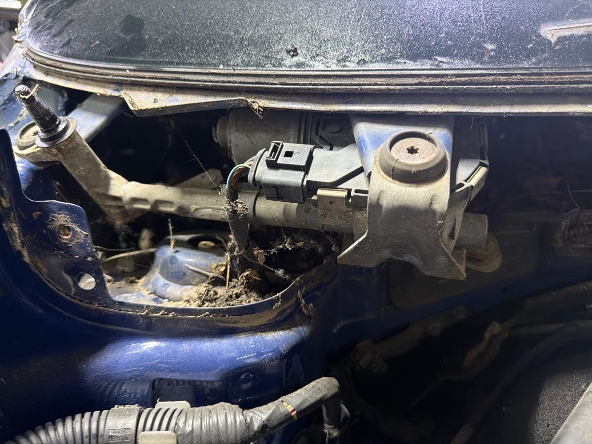 Ansamblu stergator dreapta defect - blocat - pentru piese VOLKSWAGEN TOURAN 1T1, 1T2 2003 - 2010 2.0 TDI 16V BKD 1T0955024B