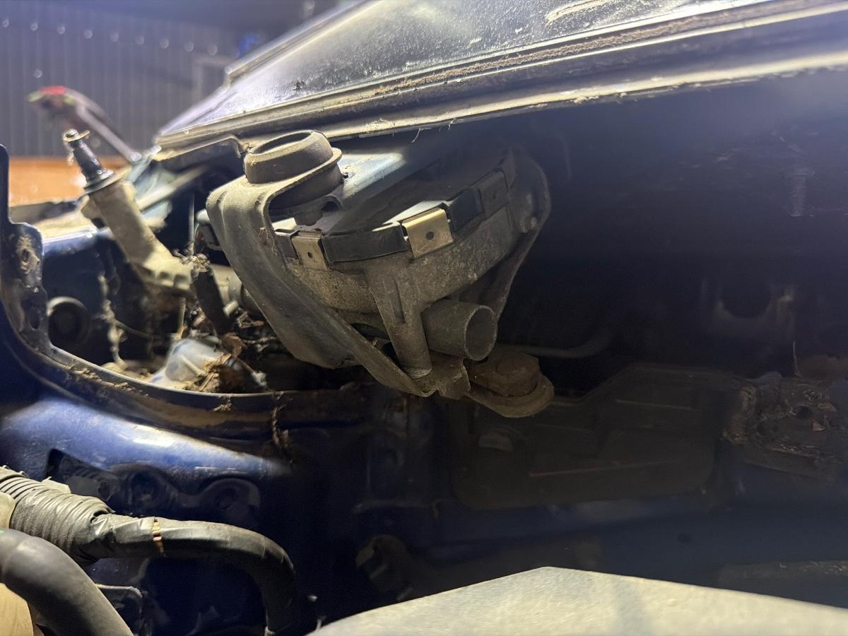 Ansamblu stergator dreapta defect - blocat - pentru piese VOLKSWAGEN TOURAN 1T1, 1T2 2003 - 2010 2.0 TDI 16V BKD 1T0955024B