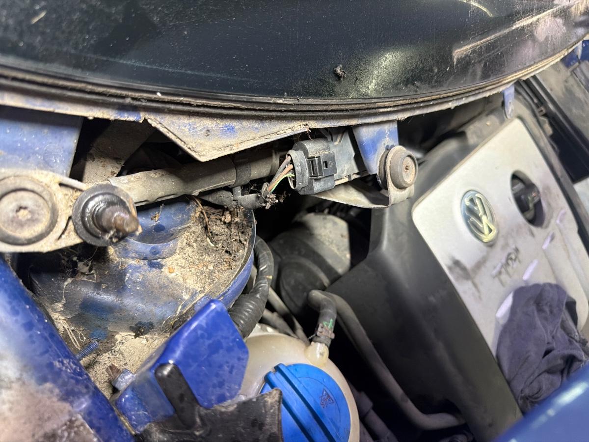 Ansamblu stergator dreapta defect - blocat - pentru piese VOLKSWAGEN TOURAN 1T1, 1T2 2003 - 2010 2.0 TDI 16V BKD 1T0955024B