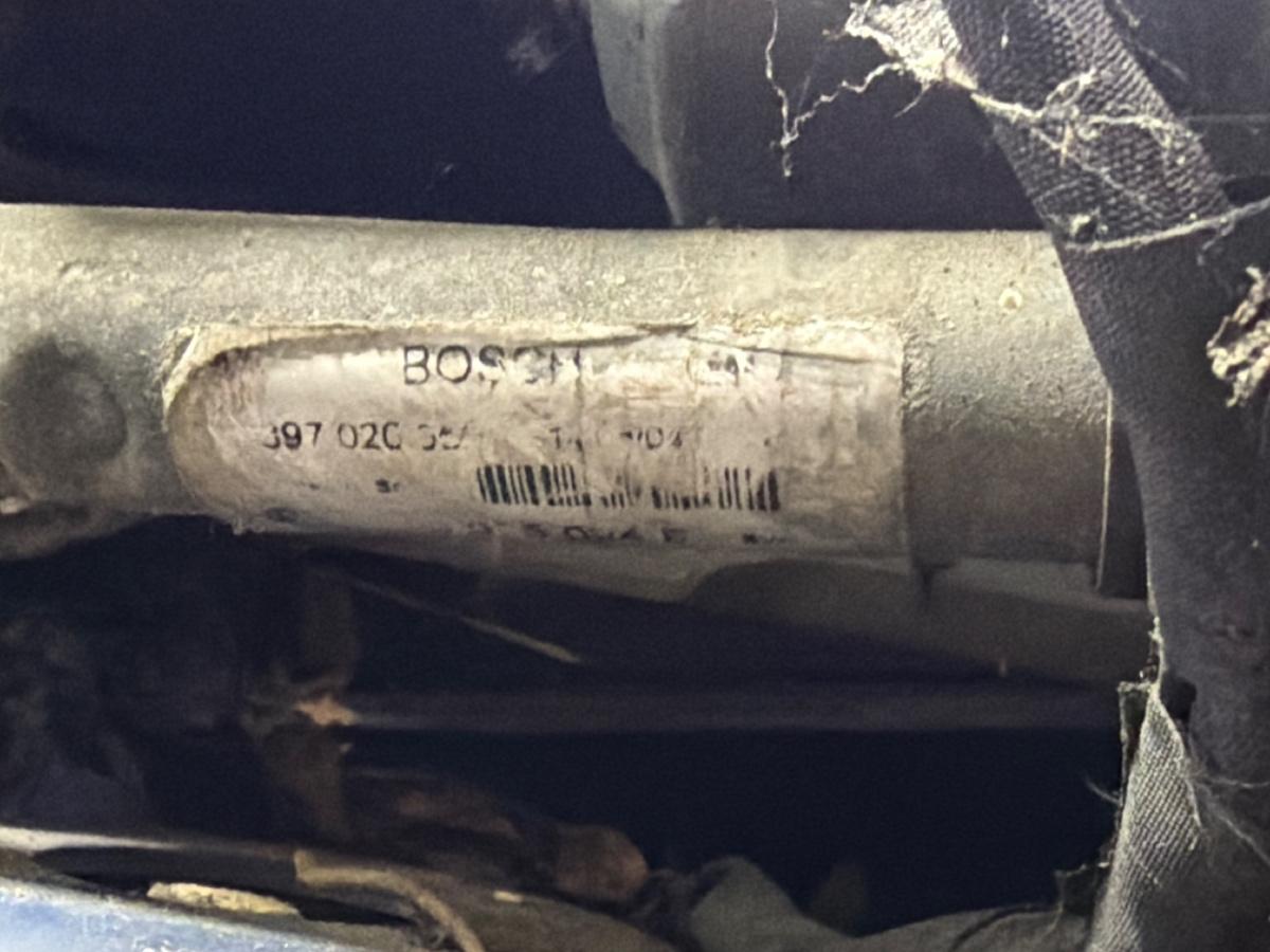 Ansamblu stergator dreapta defect - blocat - pentru piese VOLKSWAGEN TOURAN 1T1, 1T2 2003 - 2010 2.0 TDI 16V BKD 1T0955024B