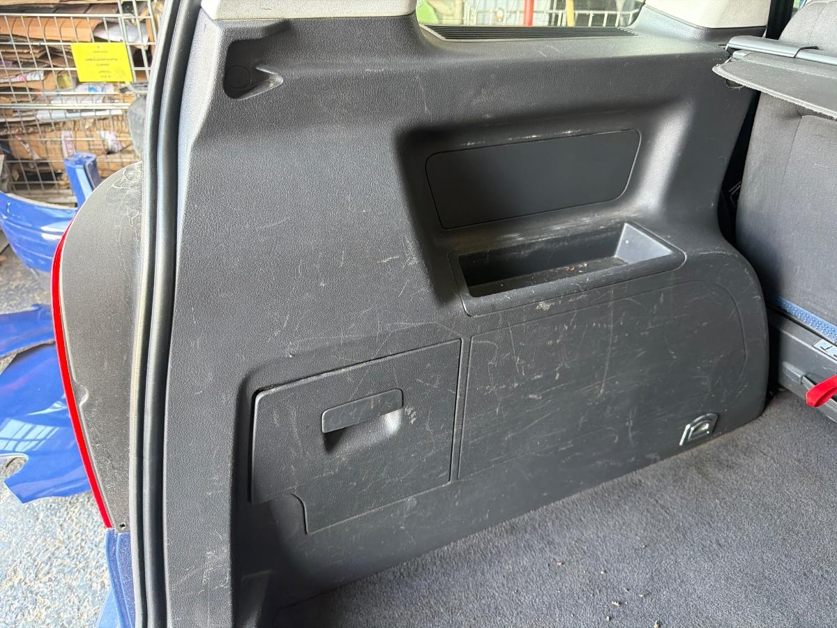 Panou capitonaj lateral portbagaj stanga VOLKSWAGEN TOURAN 1T1, 1T2 2003 - 2010 2.0 TDI 16V BKD