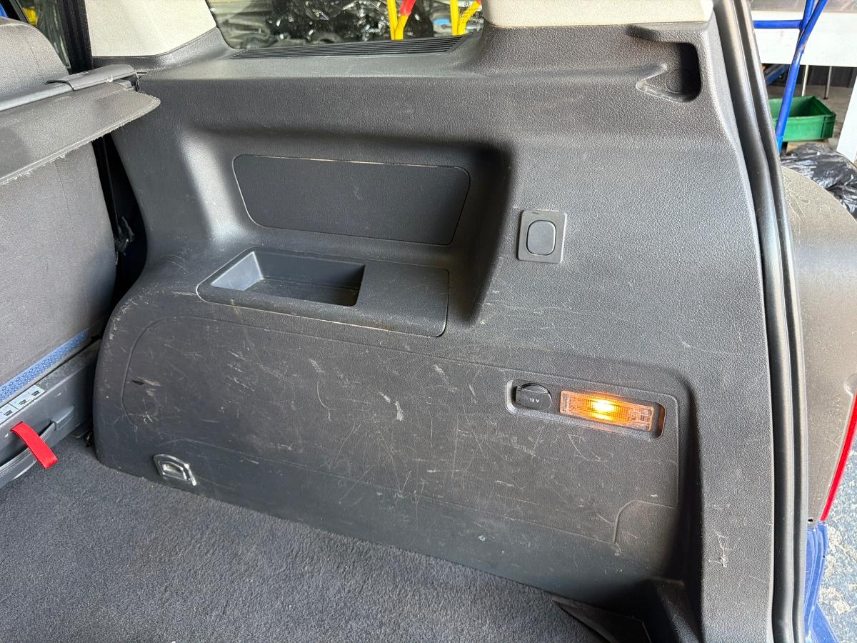 Panou capitonaj lateral portbagaj dreapta VOLKSWAGEN TOURAN 1T1, 1T2 2003 - 2010 2.0 TDI 16V BKD