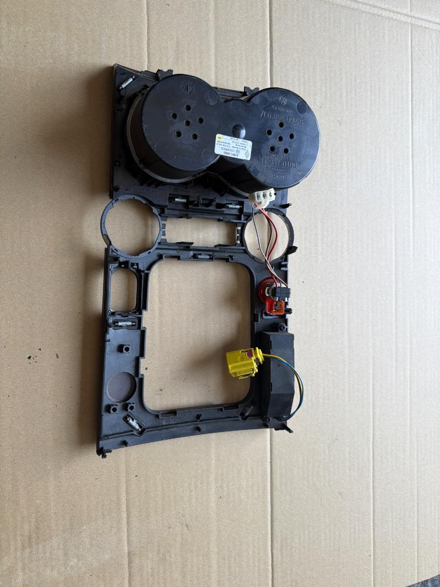 Consola centrala cu suport pahare VOLKSWAGEN TOUAREG 7LA, 7L6, 7L7 2002 - 2013 3.0 V6 TDI BKS, CATA 7L6858602B
