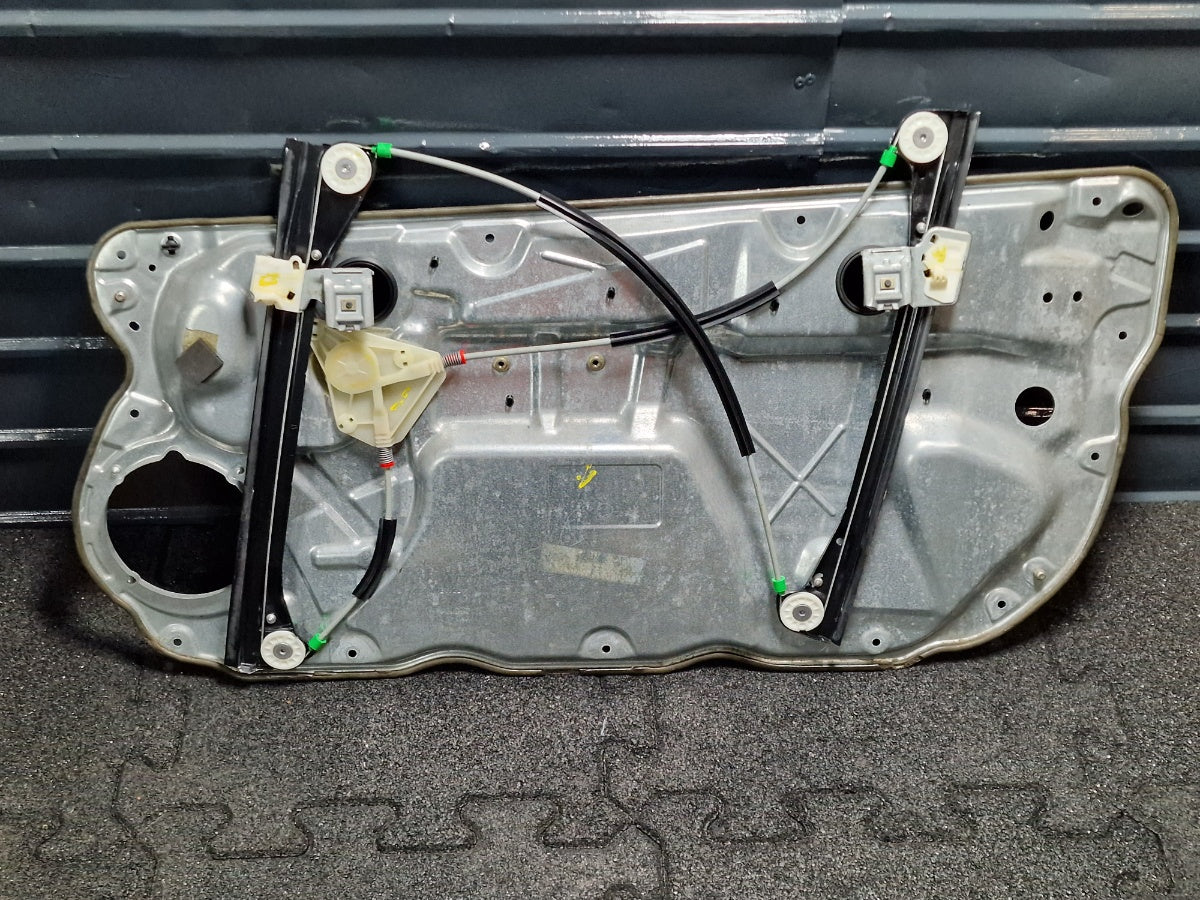 Macara geam electric stanga VOLKSWAGEN POLO 9N_ 2001 - 2012 1.4 TDI AMF, BAY 6Q0837751
