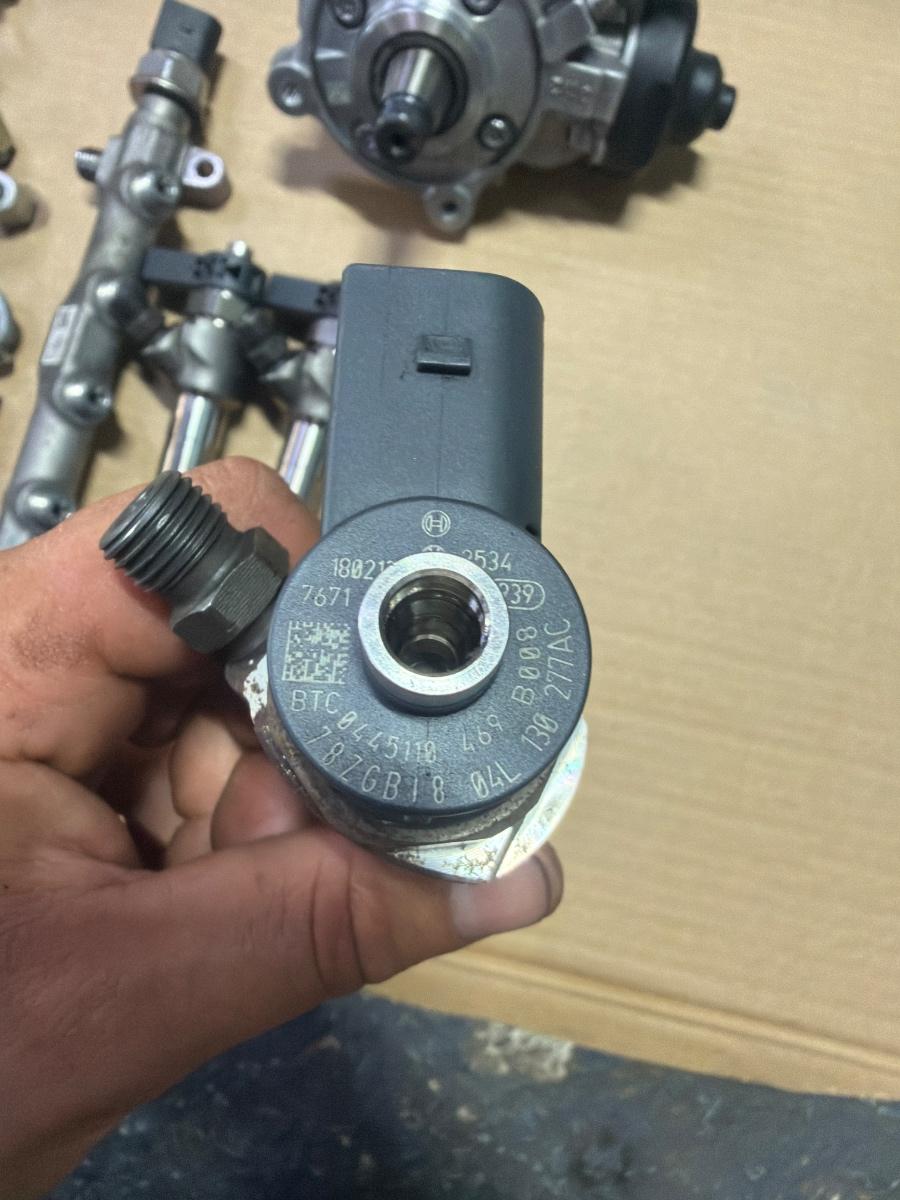 Set sistem de injectie combustibil AUDI A6 IV Avant 4G5, C7, 4GD 2011 - 2018 2.0 TDI CSUD, DDCB 04L130755E 04L130277AC