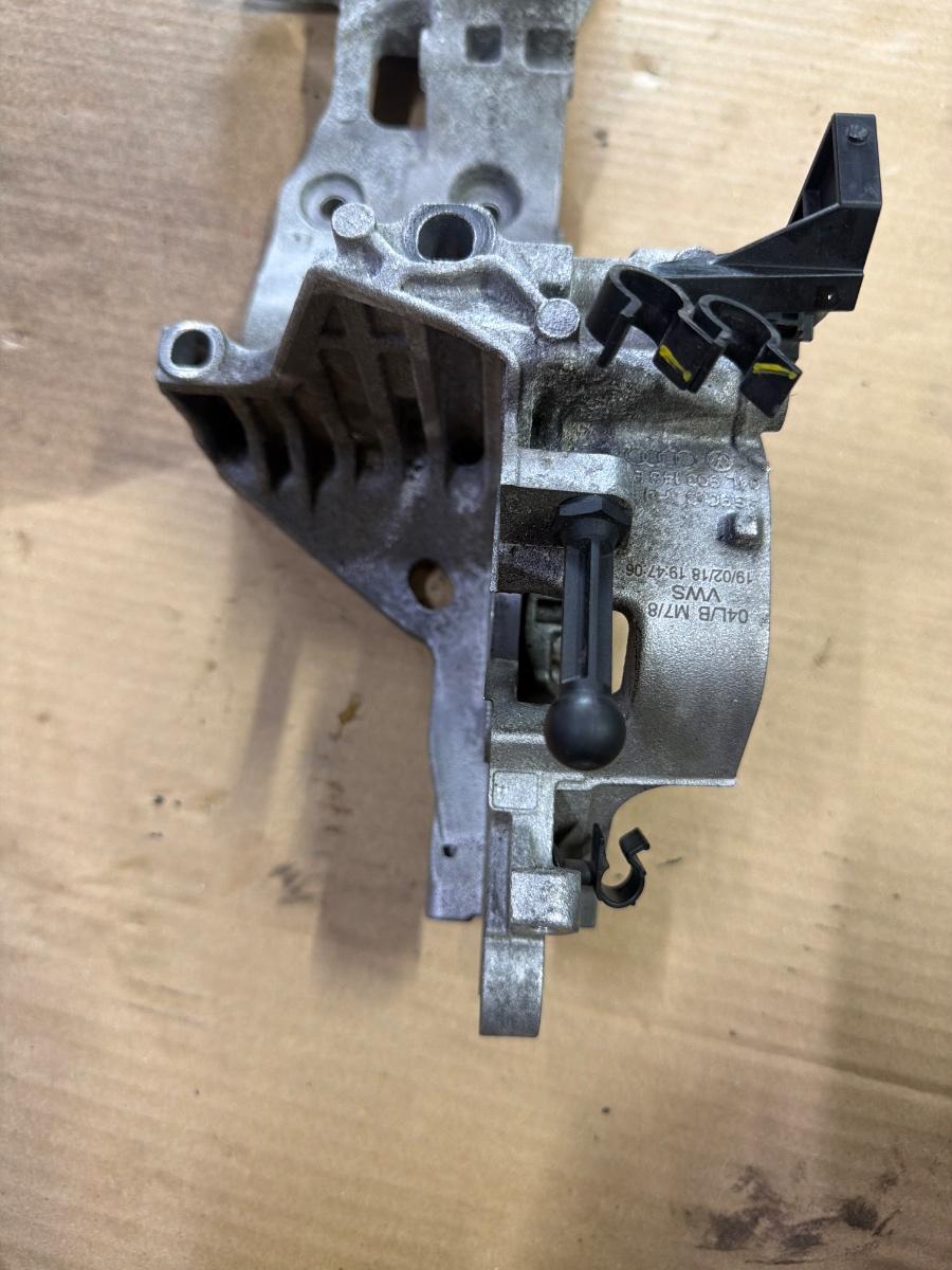 Suport accesorii AUDI A6 IV Avant 4G5, C7, 4GD 2011 - 2018 2.0 TDI CSUD, DDCB 04L903143B