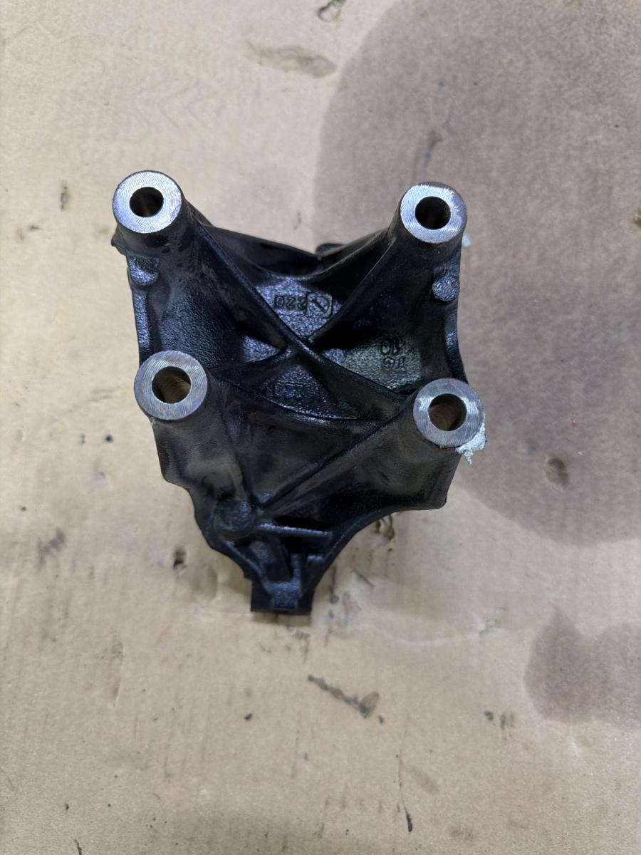 Suport AUDI A6 IV Avant 4G5, C7, 4GD 2011 - 2018 2.0 TDI CSUD, DDCB 04L131159C