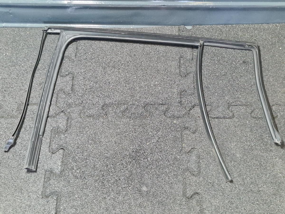Cheder cromat geam usa dreapta spate VOLKSWAGEN TIGUAN 5N_ 2007 -> 2.0 TDI CBAB, CFFB 5N0839432H