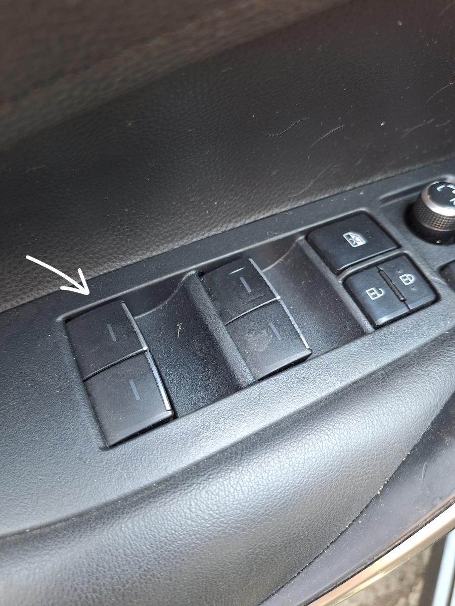Butoane geamuri electrice TOYOTA COROLLA _E21_ 2018 -> 1.8 Hybrid 2ZR-FXE 84040-02160