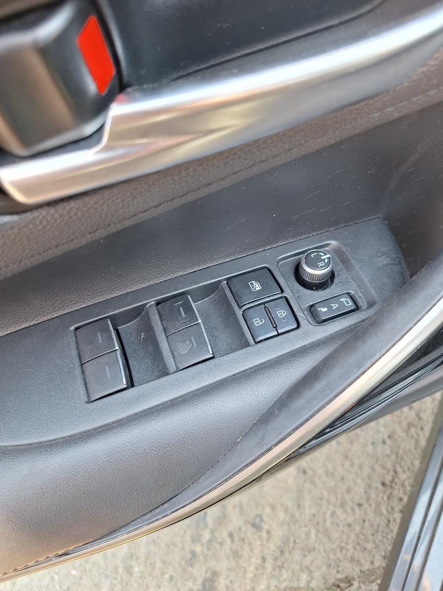 Butoane geamuri electrice TOYOTA COROLLA _E21_ 2018 -> 1.8 Hybrid 2ZR-FXE 84040-02160