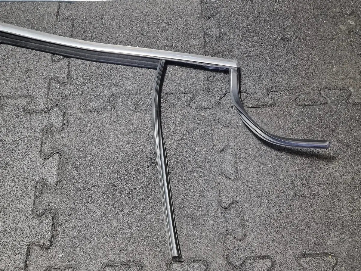 Cheder cromat geam usa stanga spate VOLKSWAGEN TIGUAN 5N_ 2007 -> 2.0 TDI CBAB, CFFB 5N0839431H