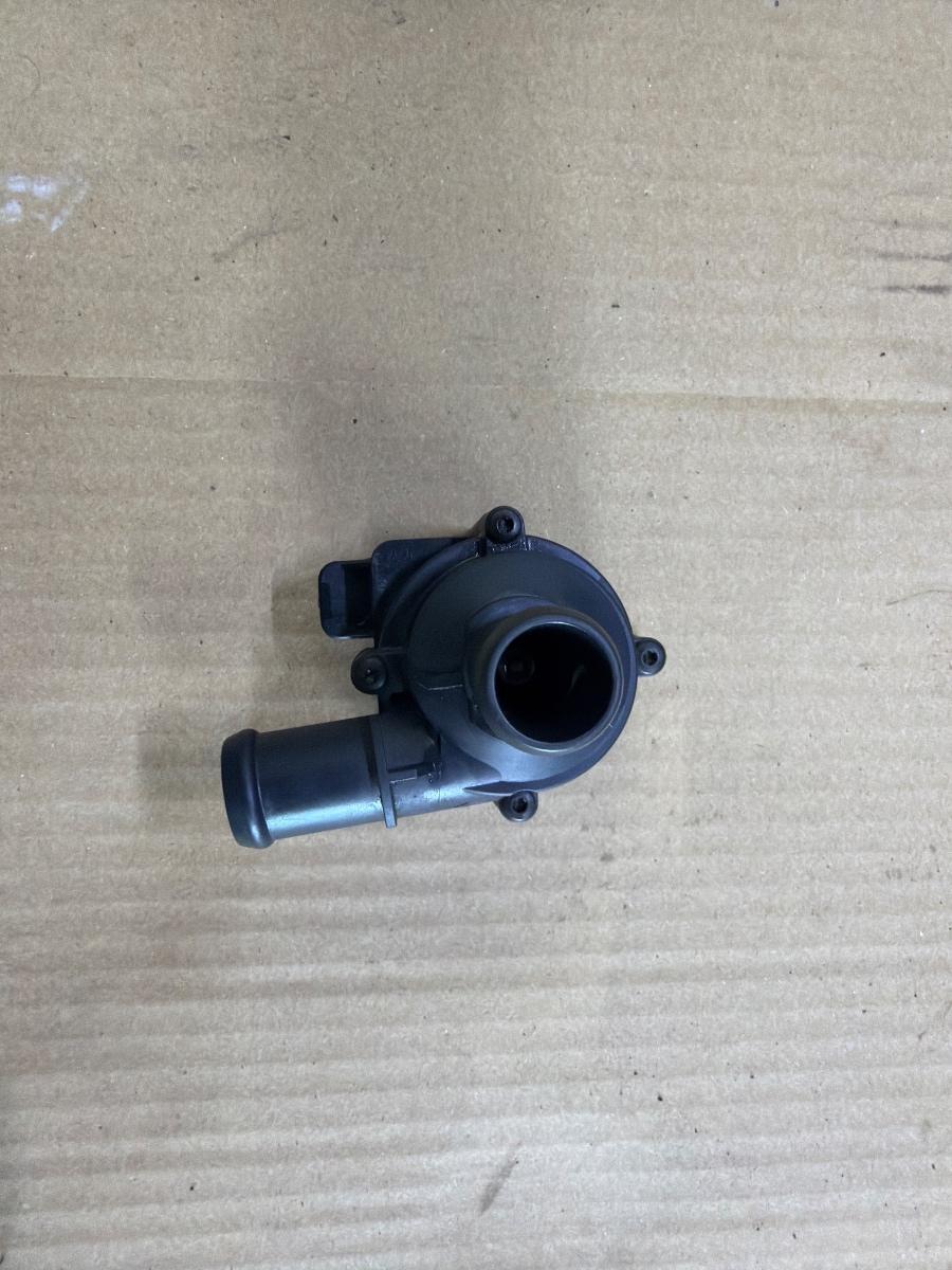 Pompa recirculare apa AUDI A6 IV Avant 4G5, C7, 4GD 2011 - 2018 2.0 TDI CSUD, DDCB 5Q0965561B