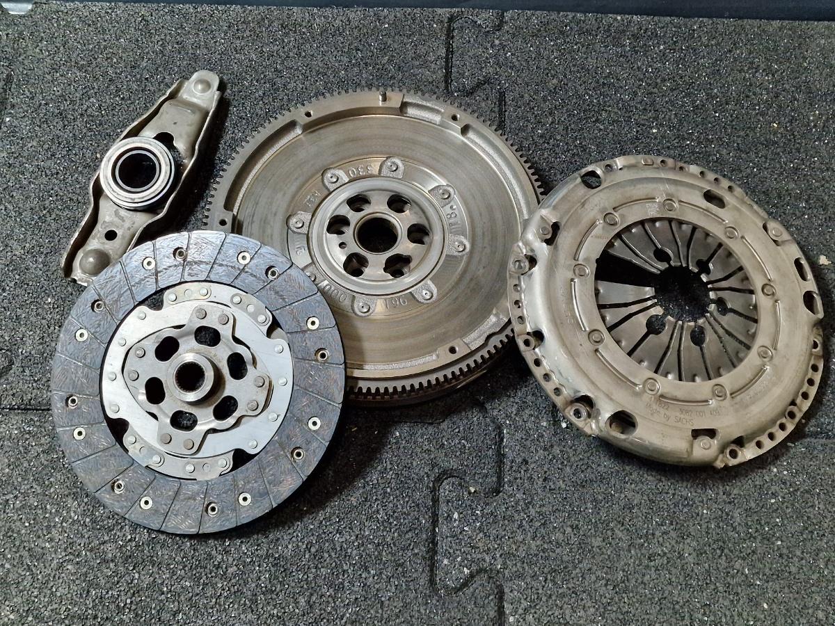 Kit ambreiaj VOLKSWAGEN TRANSPORTER V Box 7HA, 7HH, 7EA, 7EH 2003 -> 1.9 TDI BRS SACHS 3082001409 03G105266BA