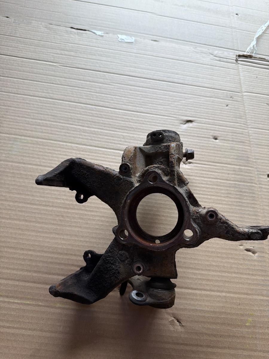 Fuzeta butuc roata fata stanga VOLKSWAGEN GOLF VI 5K1 2008 - 2013 2.0 TDI CBDC, CLCA