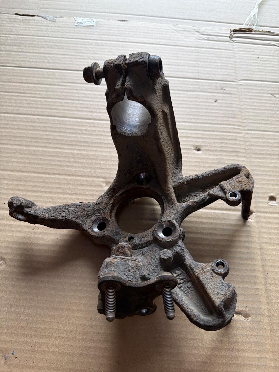 Fuzeta butuc roata fata stanga VOLKSWAGEN GOLF VI 5K1 2008 - 2013 2.0 TDI CBDC, CLCA