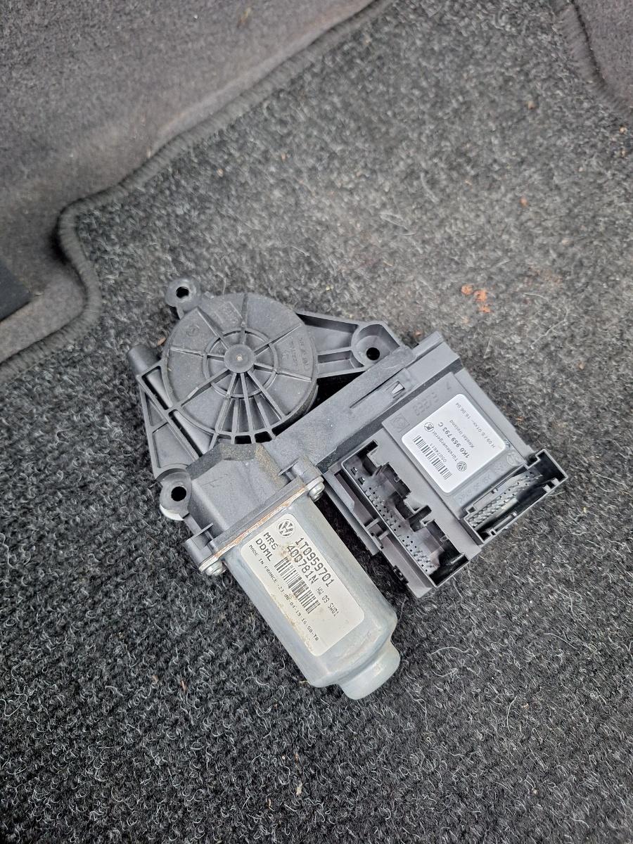 Motoras geam stanga fata VOLKSWAGEN TOURAN 1T1, 1T2 2003 - 2010 1.9 TDI BKC, BLS, BXE 1K0959793C 1T0959701