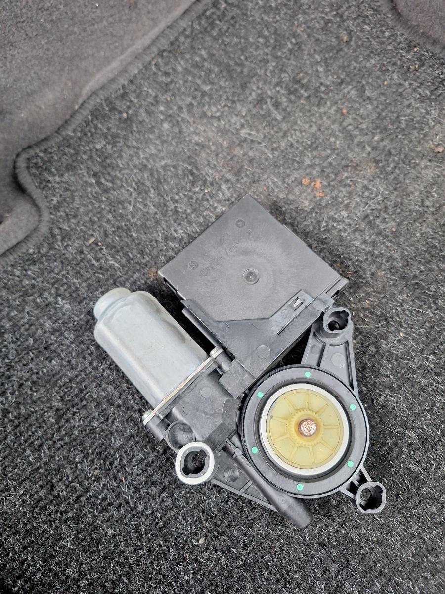 Motoras geam stanga fata VOLKSWAGEN TOURAN 1T1, 1T2 2003 - 2010 1.9 TDI BKC, BLS, BXE 1K0959793C 1T0959701