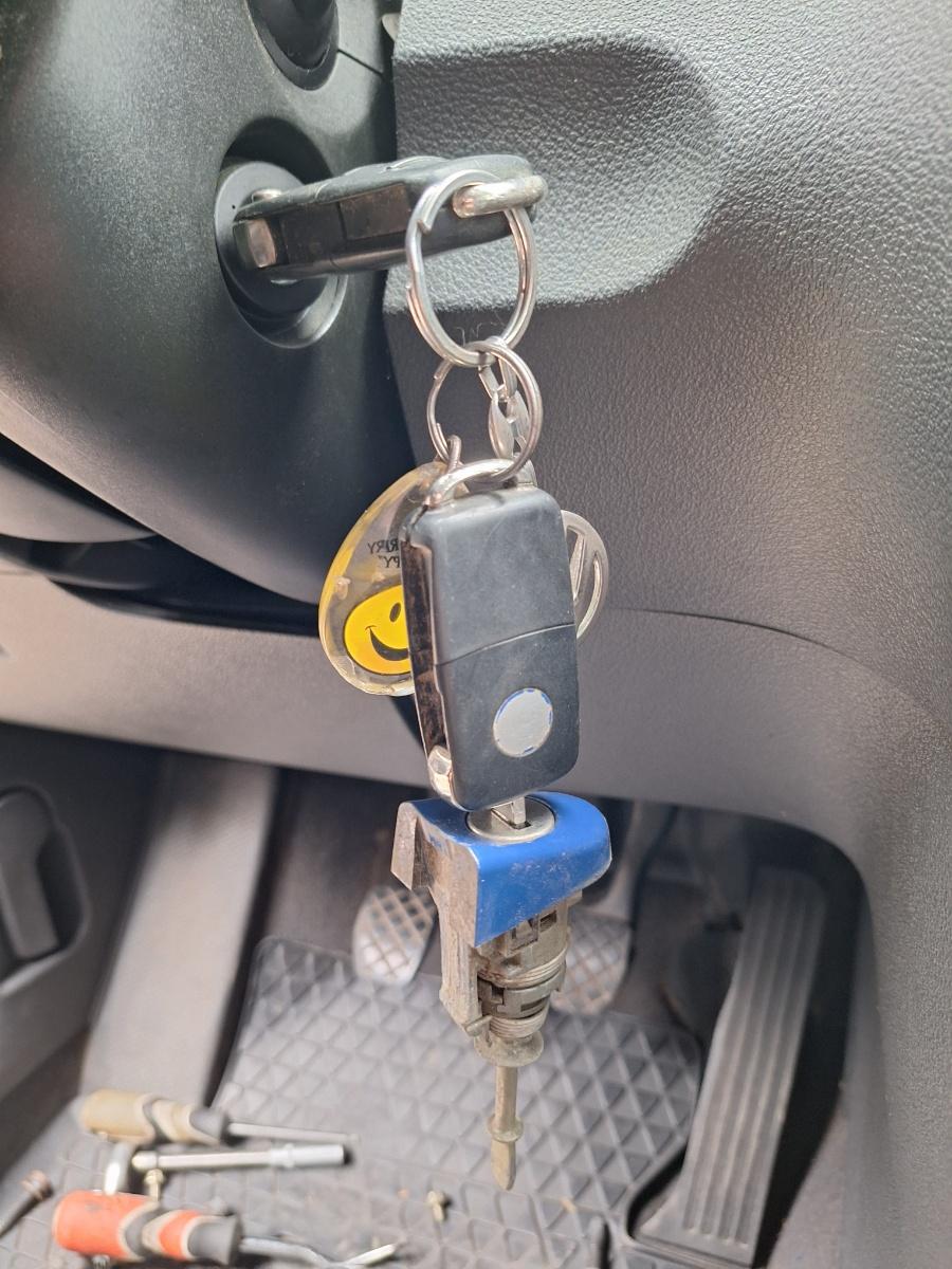 Contact de pornire cu 2 chei si butuc VOLKSWAGEN TOURAN 1T1, 1T2 2003 - 2010
