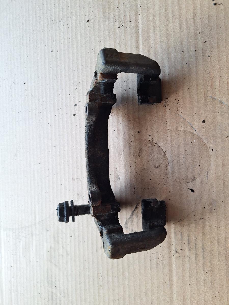 Suport etrier frana fata stanga AUDI A4 IV Avant 8K5, B8 2007 - 2015 2.0 TDI CAGA, CJCA, CMEA, CMFA 3C0615125