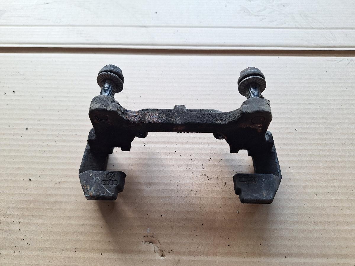Suport etrier frana fata dreapta AUDI A4 IV Avant 8K5, B8 2007 - 2015 2.0 TDI CAGA, CJCA, CMEA, CMFA 3C0615125