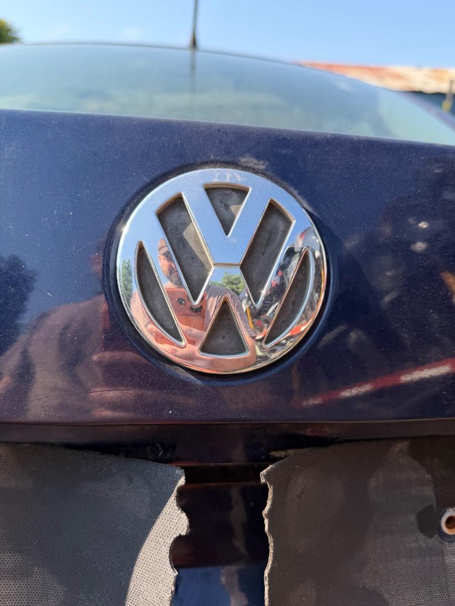 Emblema sigla VW spate sedan cromatVOLKSWAGEN PASSAT 3B3 2000 - 2005 1.9 TDI AVF, AWX 3B5853630