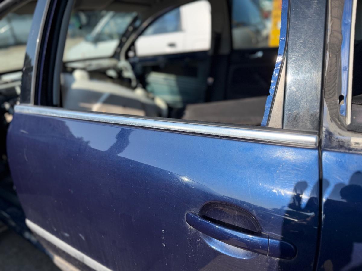 Cheder geam portiera spate stanga aluminiu lucios VOLKSWAGEN PASSAT 3B3 2000 - 2005 1.9 TDI AVF, AWX 3B4839475