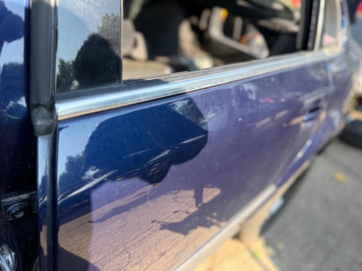 Cheder geam portiera spate stanga aluminiu lucios VOLKSWAGEN PASSAT 3B3 2000 - 2005 1.9 TDI AVF, AWX 3B4839475