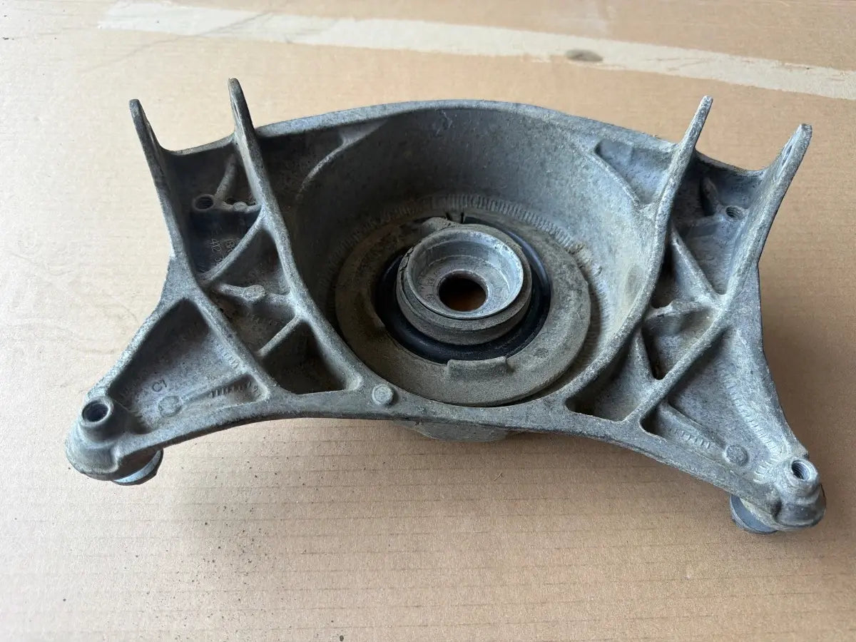 Flansa amortizor dreapta fata AUDI A4 IV Avant 8K5, B8 2007 - 2015 2.0 TDI CAGA, CJCA, CMEA, CMFA 8R0412384