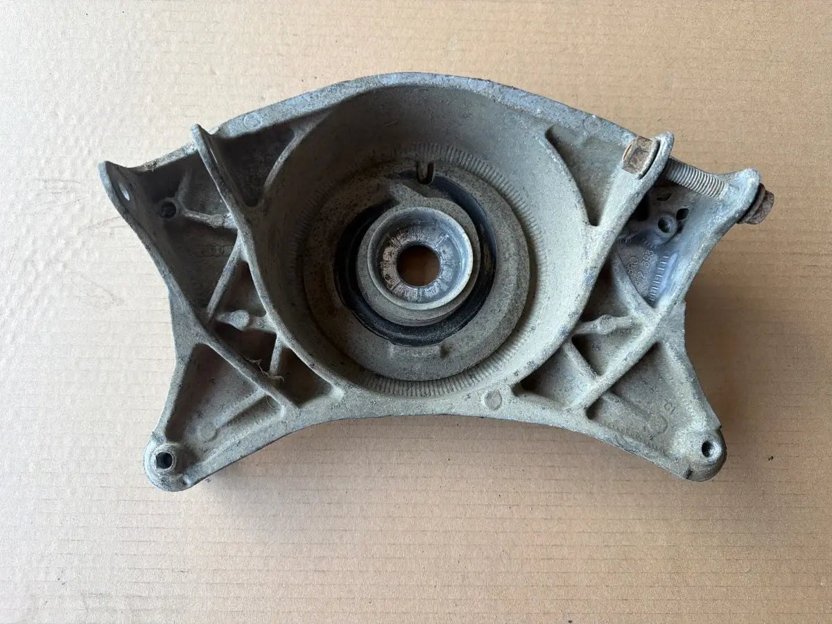 Flansa amortizor stanga fata AUDI A4 IV Avant 8K5, B8 2007 - 2015 2.0 TDI CAGA, CJCA, CMEA, CMFA 8R0412383