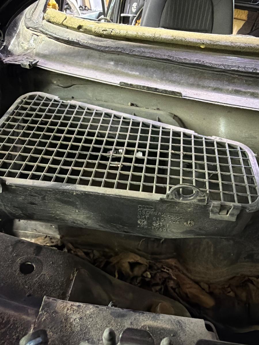 Cadru filtru de aer habitaclu AUDI A4 IV Avant 8K5, B8 2007 - 2015 2.0 TDI CAGA, CJCA, CMEA, CMFA 8K1819904