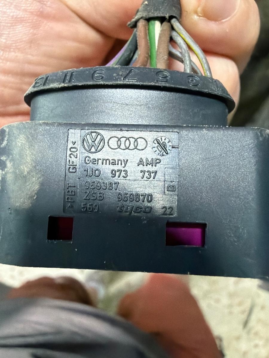 Mufa conector far xenon AUDI A4 IV Avant 8K5, B8 2007 - 2015 2.0 TDI CAGA, CJCA, CMEA, CMFA 1J0973737
