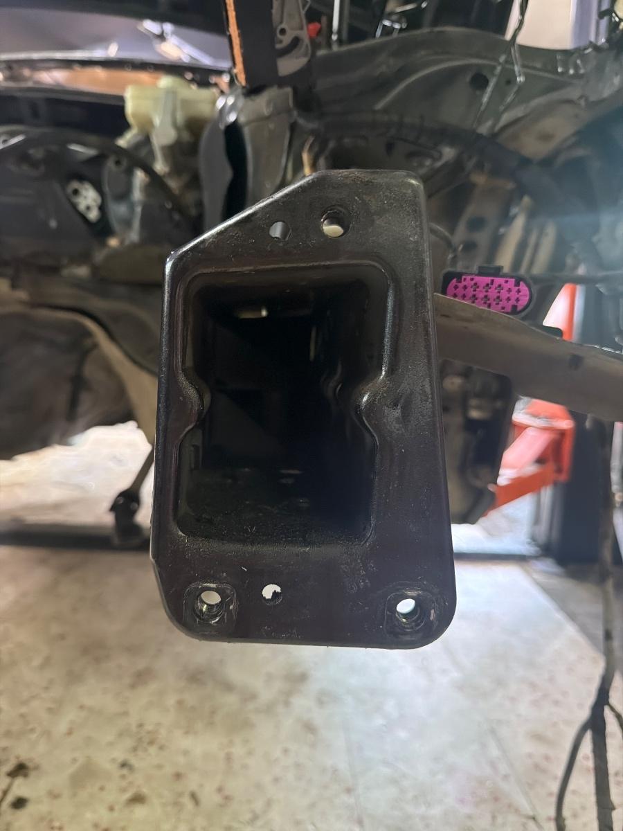 Cap lonjeron fata stanga AUDI A4 IV Avant 8K5, B8 2007 - 2015 , 8K0803351