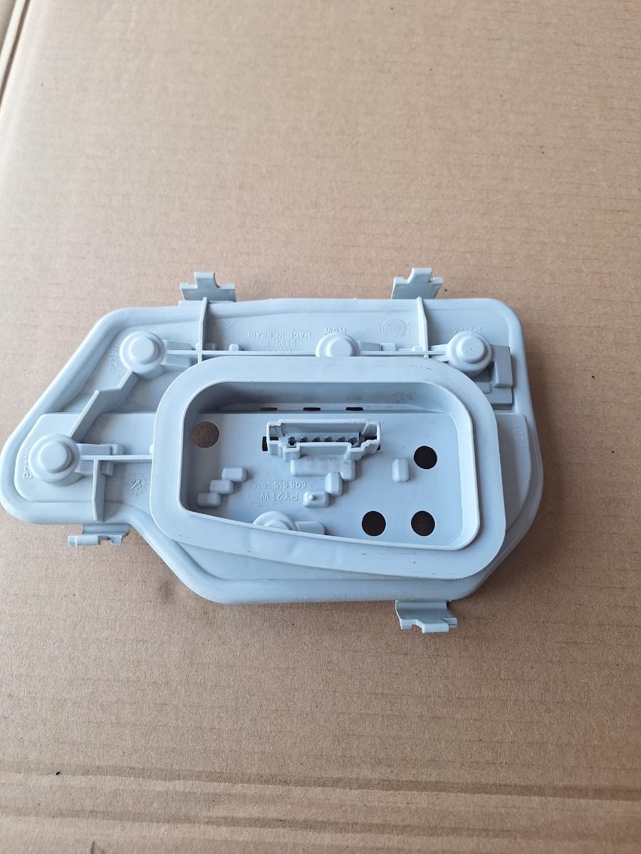 Soclu stop dreapta VOLKSWAGEN POLO 9N_ 2001 - 2012 1.4 16V AUA, BBY, BKY VAG 6Q6945258A