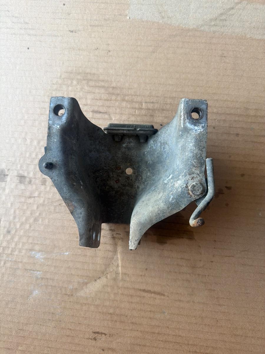 Suport protectie tampon jug calandru punte motor AUDI A4 IV Avant 8K5, B8 2007 - 2015 2.0 TDI CAGA, CJCA, CMEA, CMFA 8K0399059