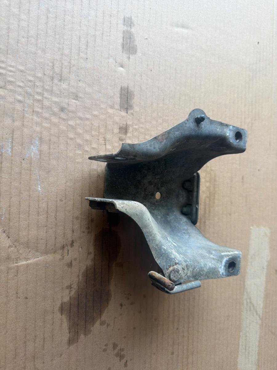 Suport protectie tampon jug calandru punte motor AUDI A4 IV Avant 8K5, B8 2007 - 2015 2.0 TDI CAGA, CJCA, CMEA, CMFA 8K0399059