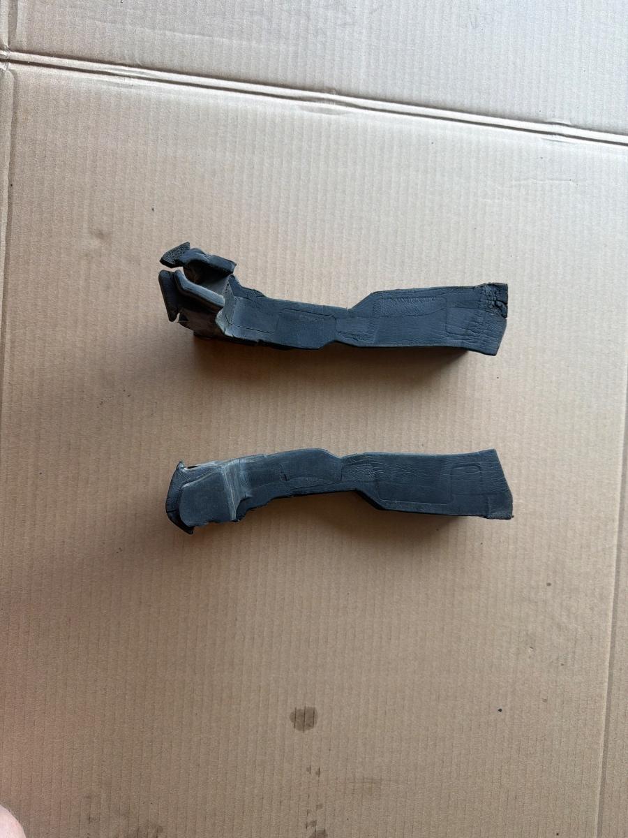 Bureti etansare capota motor AUDI A4 IV Avant 8K5, B8 2007 - 2015 2.0 TDI CAGA, CJCA, CMEA, CMFA 8K0823722 8K0823721
