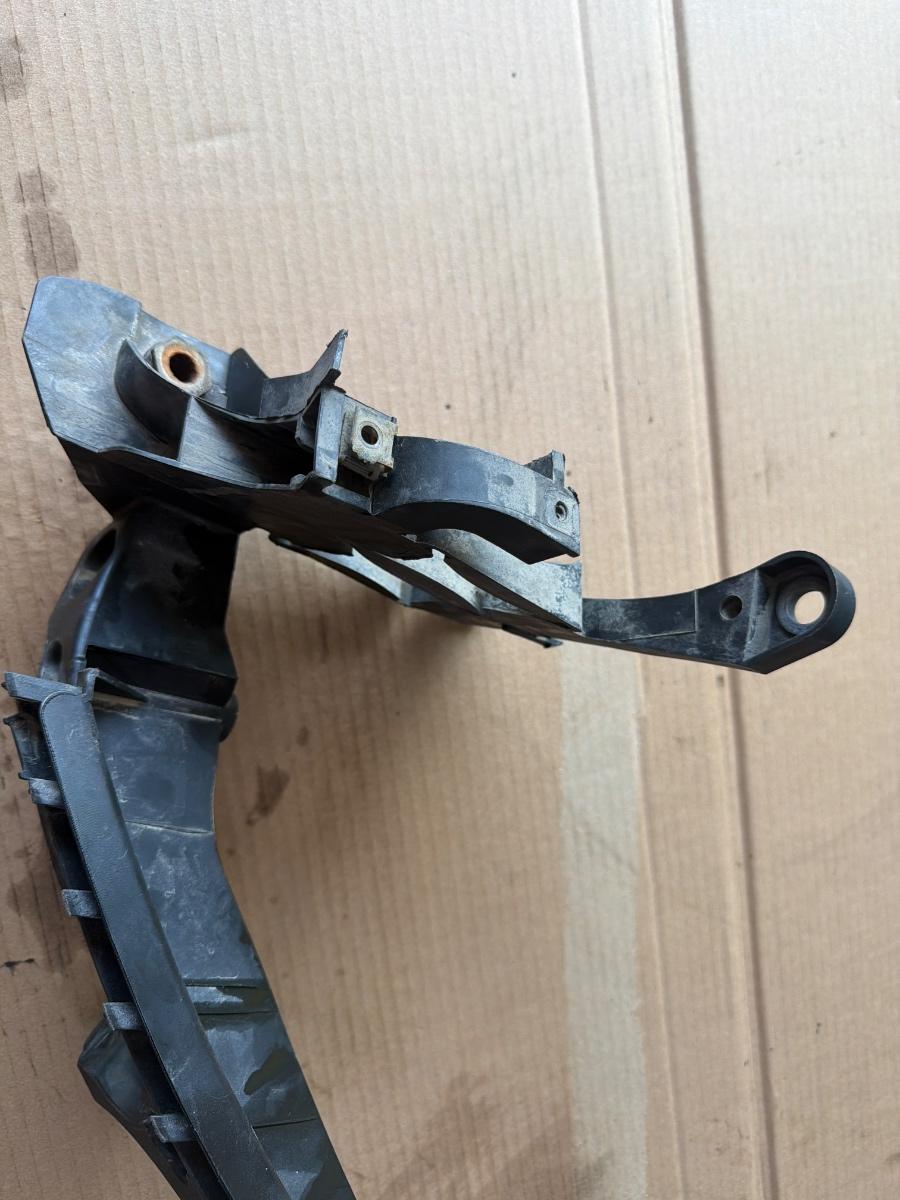 Suport far stanga AUDI A4 IV Avant 8K5, B8 2007 - 2015 2.0 TDI CAGA, CJCA, CMEA, CMFA 8K0805607A