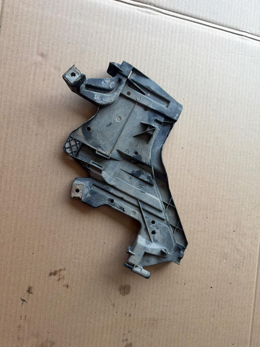 Suport platou far stanga AUDI A4 IV Avant 8K5, B8 2007 - 2015 2.0 TDI CAGA, CJCA, CMEA, CMFA 1301073033