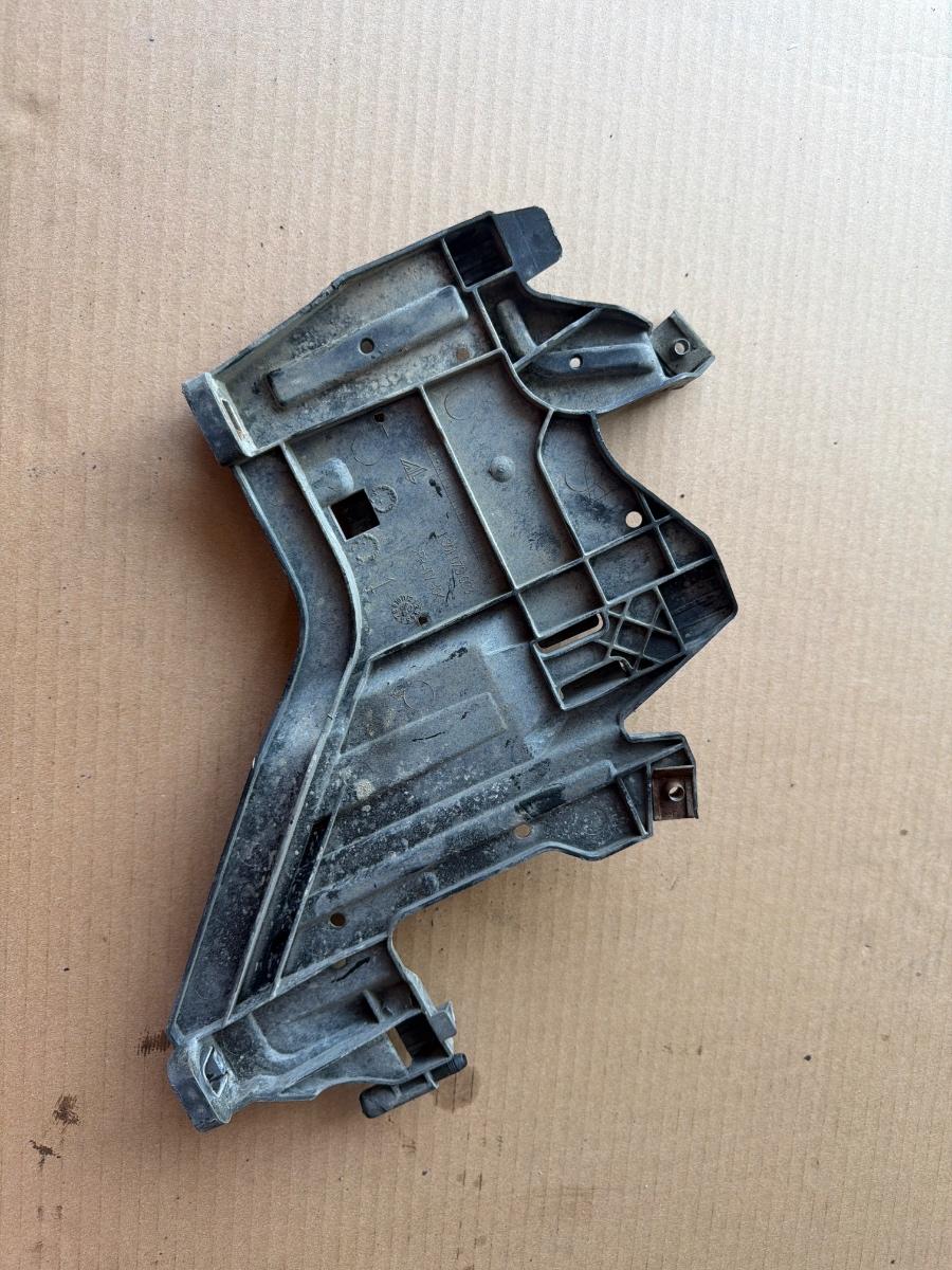 Suport platou far stanga AUDI A4 IV Avant 8K5, B8 2007 - 2015 2.0 TDI CAGA, CJCA, CMEA, CMFA 1301073033