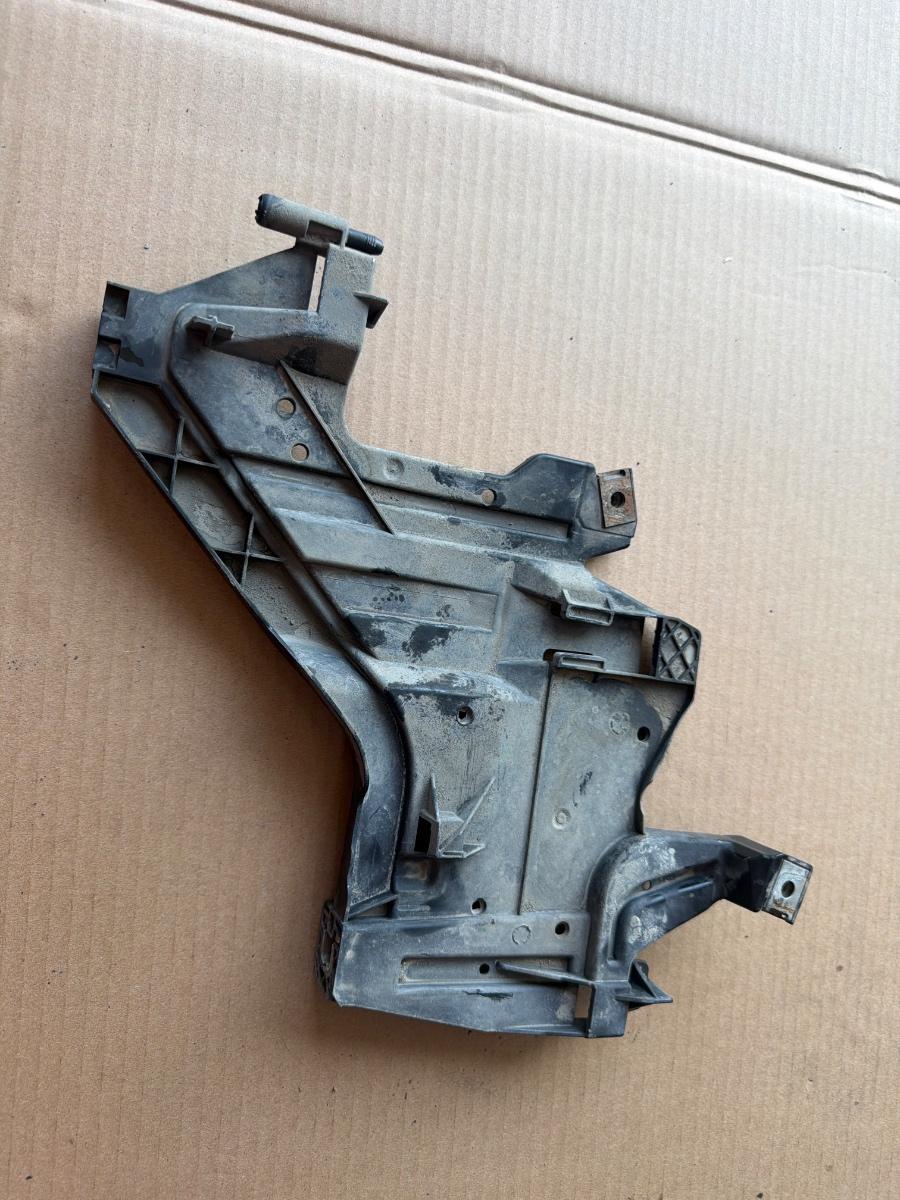 Suport platou far stanga AUDI A4 IV Avant 8K5, B8 2007 - 2015 2.0 TDI CAGA, CJCA, CMEA, CMFA 1301073033