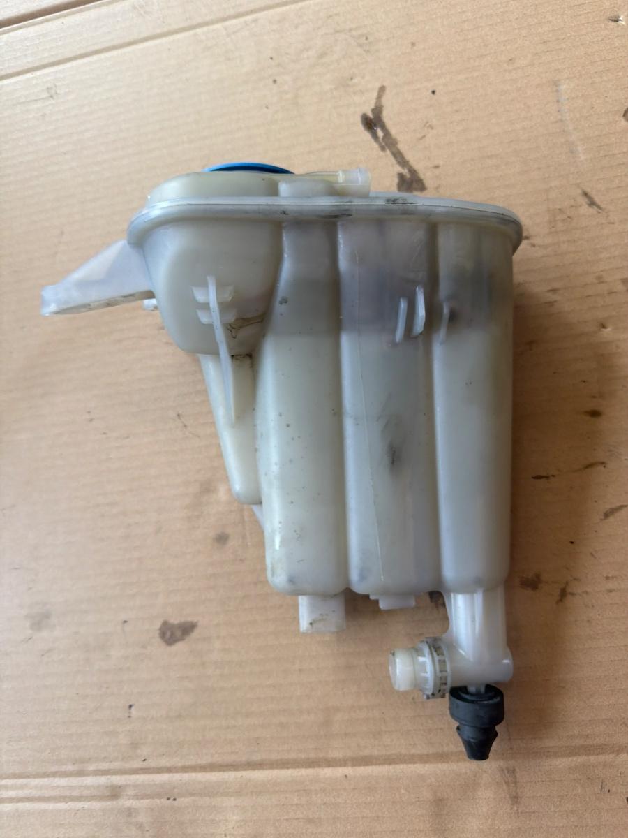 Vas rezervor de expansiune lichid de racire AUDI A4 IV Avant 8K5, B8 2007 - 2015 2.0 TDI CAGA, CJCA, CMEA, CMFA 8K0121403G