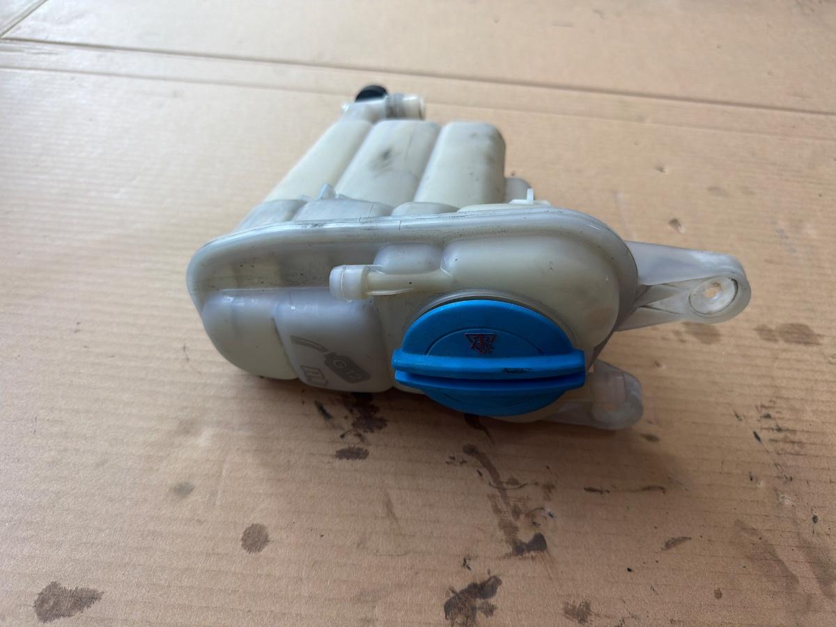 Vas rezervor de expansiune lichid de racire AUDI A4 IV Avant 8K5, B8 2007 - 2015 2.0 TDI CAGA, CJCA, CMEA, CMFA 8K0121403G