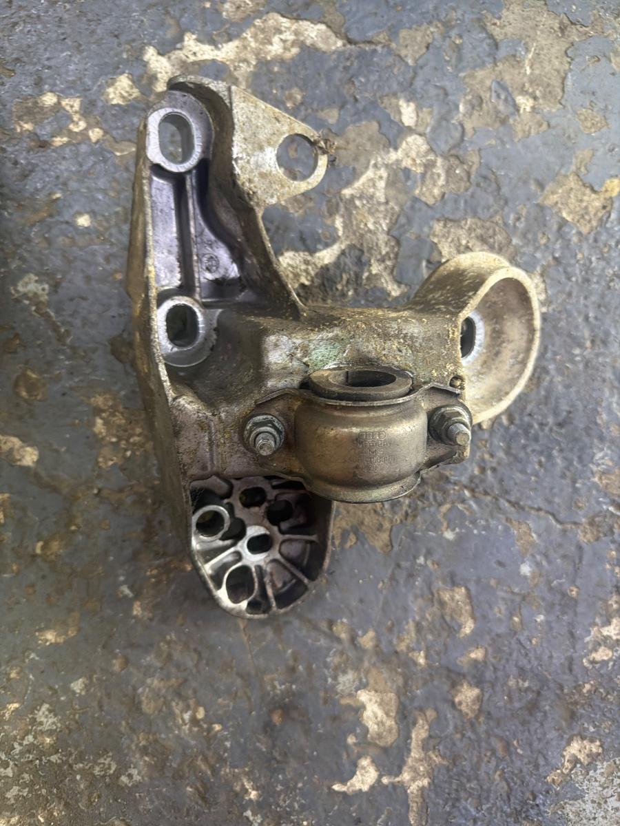 Consola suport motor dreapta VOLKSWAGEN PASSAT 3B3 2000 - 2005 1.9 TDI AVF, AWX 8E0199352D
