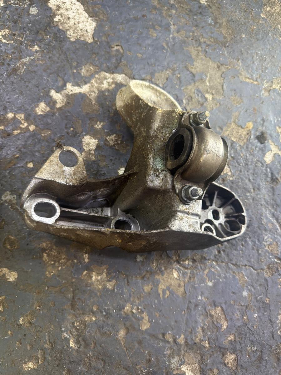 Consola suport motor dreapta VOLKSWAGEN PASSAT 3B3 2000 - 2005 1.9 TDI AVF, AWX 8E0199352D