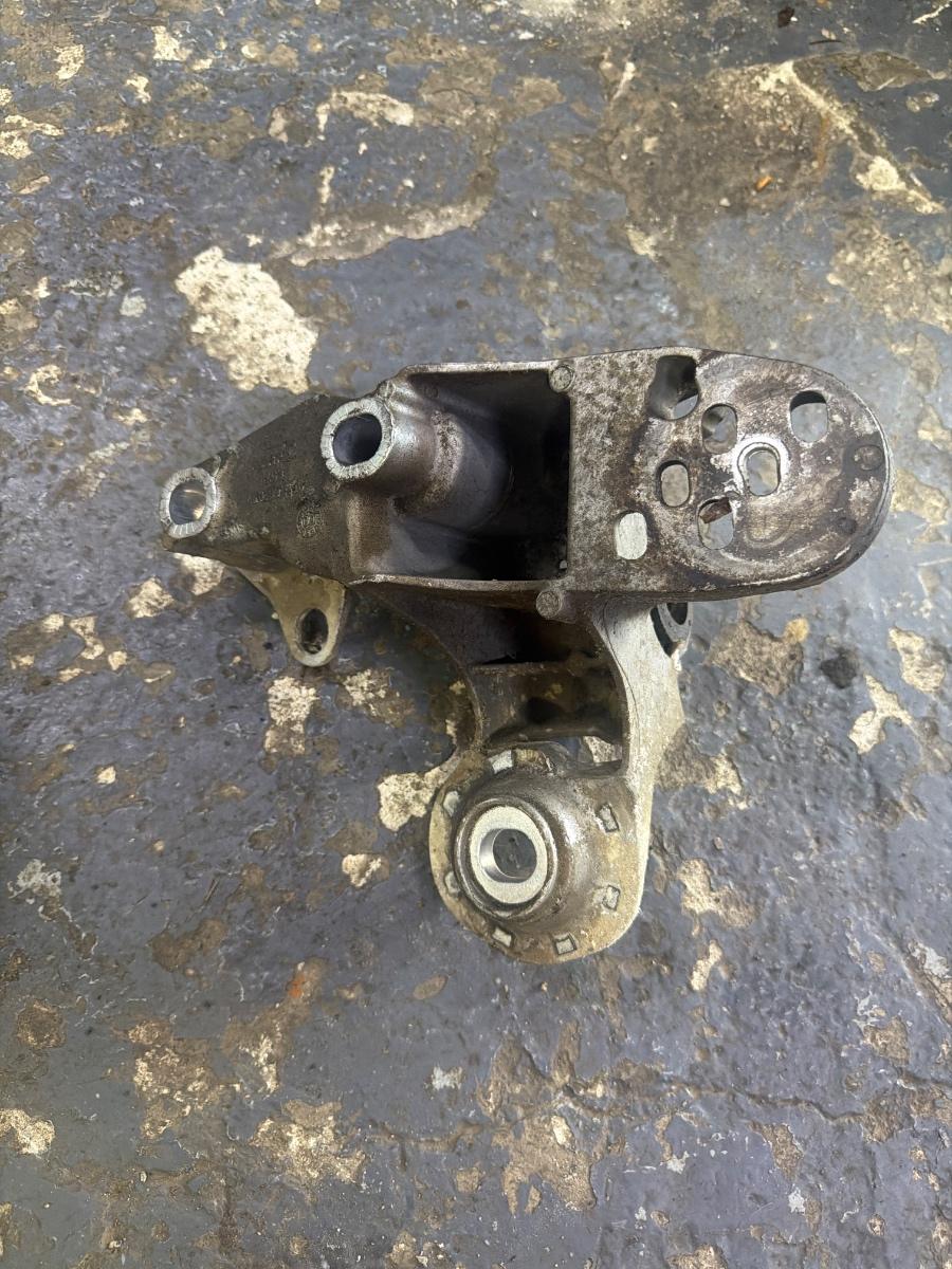 Consola suport motor dreapta VOLKSWAGEN PASSAT 3B3 2000 - 2005 1.9 TDI AVF, AWX 8E0199352D