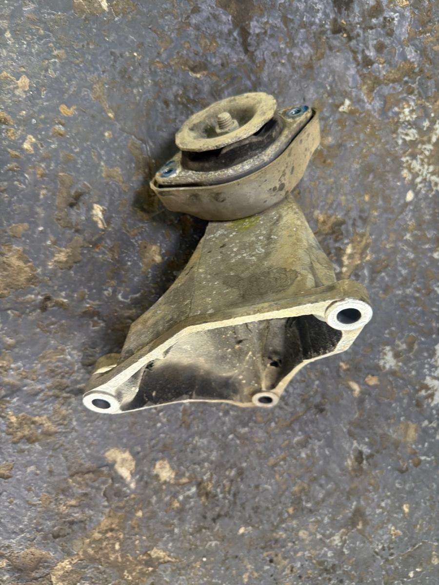 Suport tampon cutie de viteze dreapta VOLKSWAGEN PASSAT 3B3 2000 - 2005 1.9 TDI AVF, AWX 8D0399114M