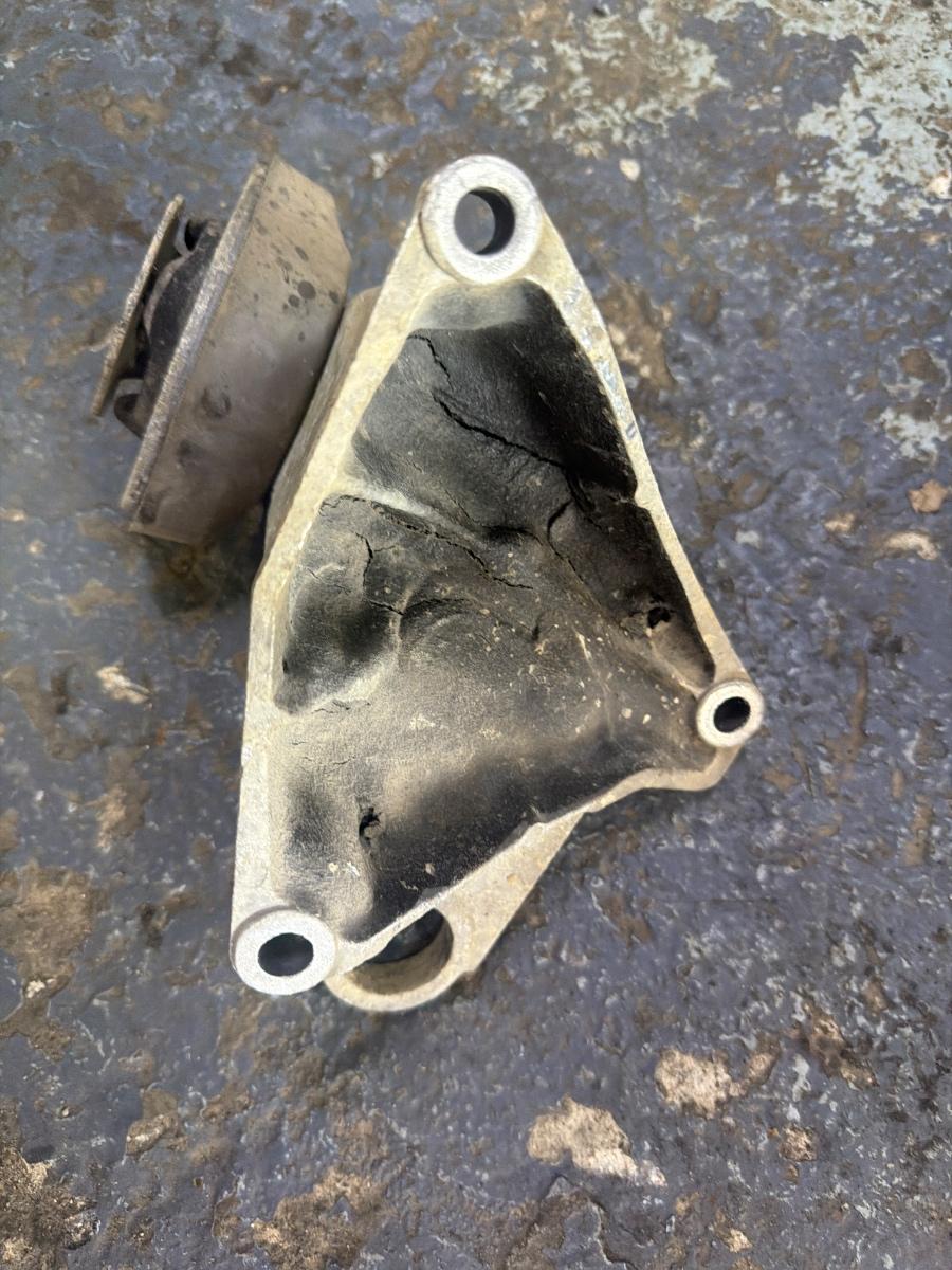 Suport tampon cutie de viteze dreapta VOLKSWAGEN PASSAT 3B3 2000 - 2005 1.9 TDI AVF, AWX 8D0399114M
